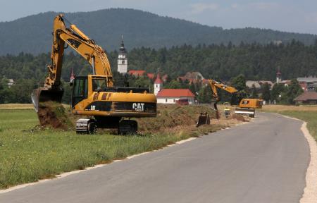 ZAČETEK GRADNJE KOLESARSKE POTI CERKNICA DOLENJE JEZERO 07 FOTO LJUBO VUKELIČ